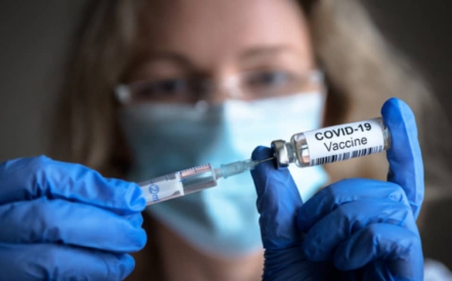 Enfermera sustituyó vacuna COVID por solución salina.