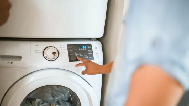 El hábito que casi nadie tiene con la lavadora y evita el olor a humedad