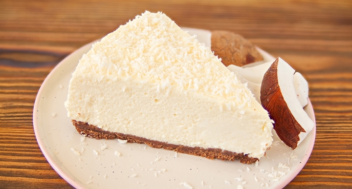 Prepara un delicioso cheesecake de coco para estos días de calor; ¡te encantará!