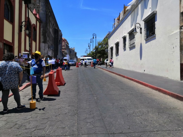 Cierre de circulación en calle Hidalgo frente a primaria Benito Juárez, &#039;por salida escolar&#039;