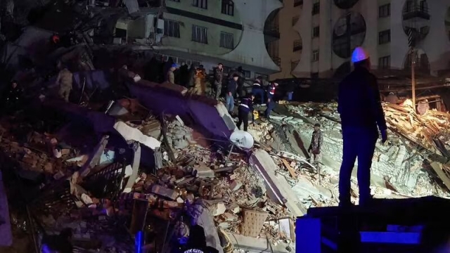 Terremoto en Turquía: Mueren más de 2,300 personas y cientos están atrapadas en escombros