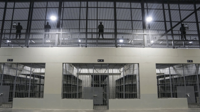 Trasladan a más de 2 mil presos a cárcel de alta seguridad en El Salvador