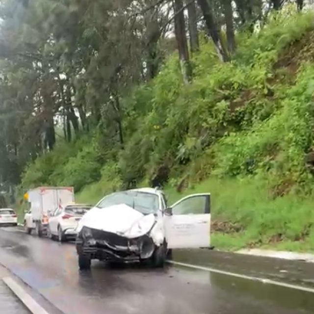 Accidente de camioneta en autopista México-Cuernavaca