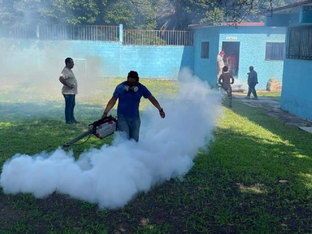 Brigadas recorren planteles educativos para realizar nebulizaciones.