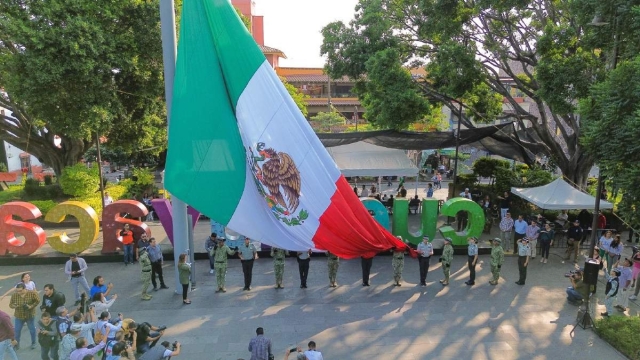 La gobernadora Margarita González Saravia presidió la ceremonia de honores a la bandera en la plaza de armas “General Emiliano Zapata” conmemorativa del 20 de noviembre. 