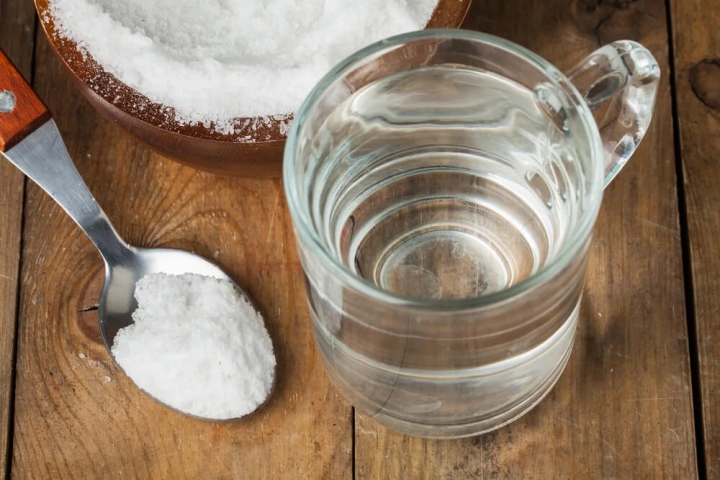 Agua con bicarbonato, un remedio casero para aliviar el empacho por comer mucho