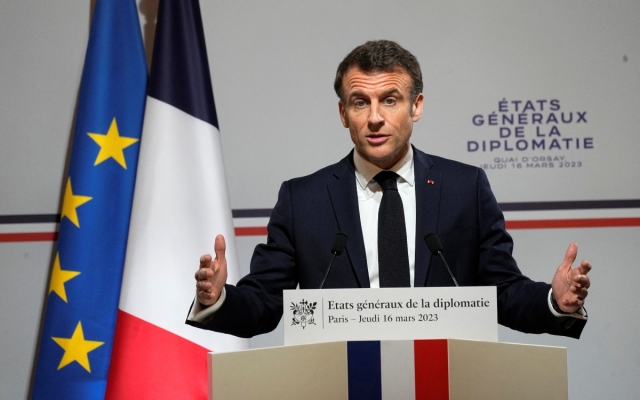 Pese a protestas, Macron dice que reforma de pensiones entra este año
