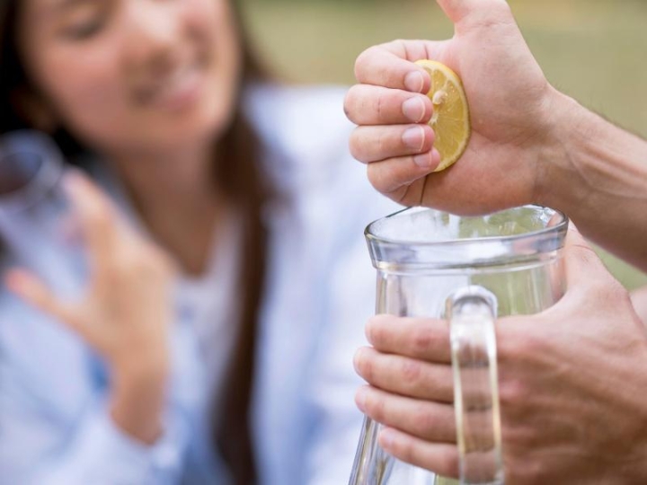 ¡No te deshidrates! Receta para preparar una bebida con electrolitos casera