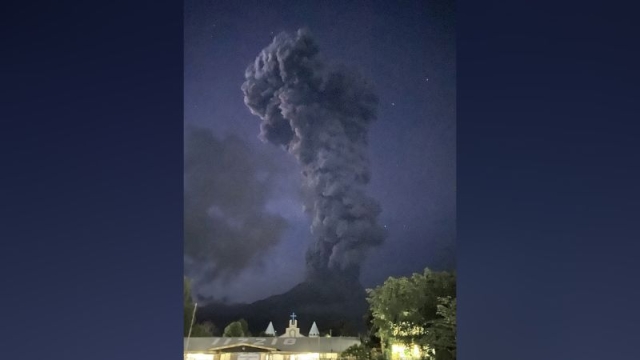Evacuan a 700 personas por erupción del Monte Kanlaon en Filipinas