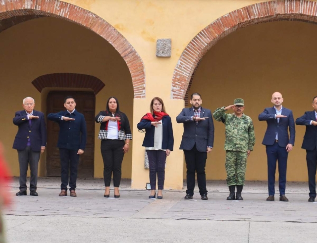 La gobernadora Margarita González Saravia encabezó ayer la ceremonia de honores a la bandera en la Plaza de la Soberana Convención Revolucionaria, en Jojutla.  