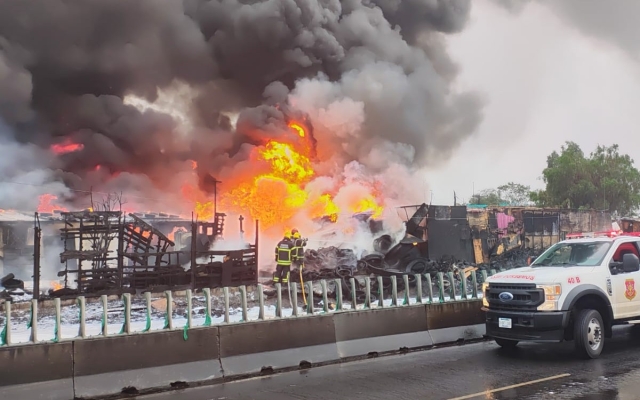 Incendio arrasa con 30 casas cerca del Aeropuerto de la CDMX