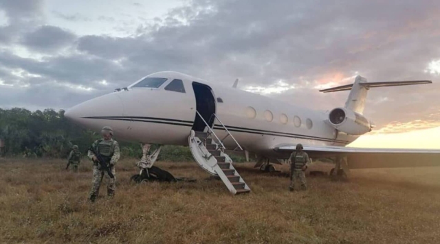 Ejército Mexicano asegura avioneta con droga.