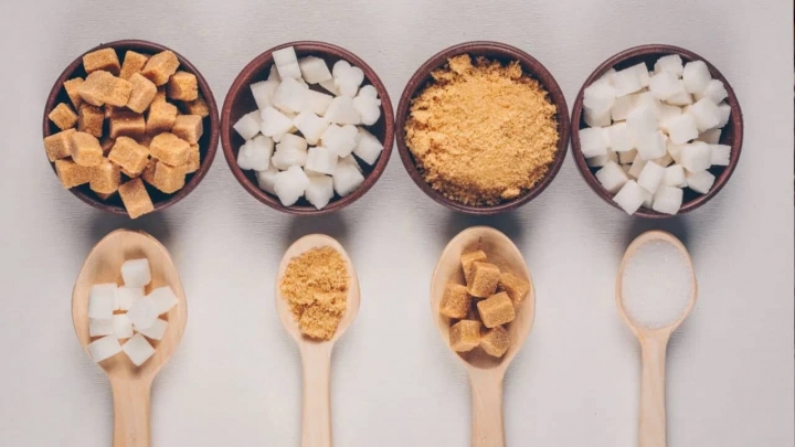 Conoce las diferencias entre el azúcar refinada y el azúcar morena; ¿tienen más calorías?