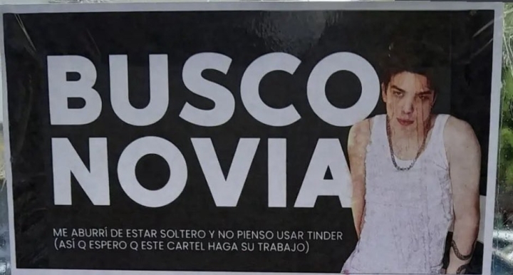 Joven se vuelve viral tras colgar cartel buscando novia en la calle