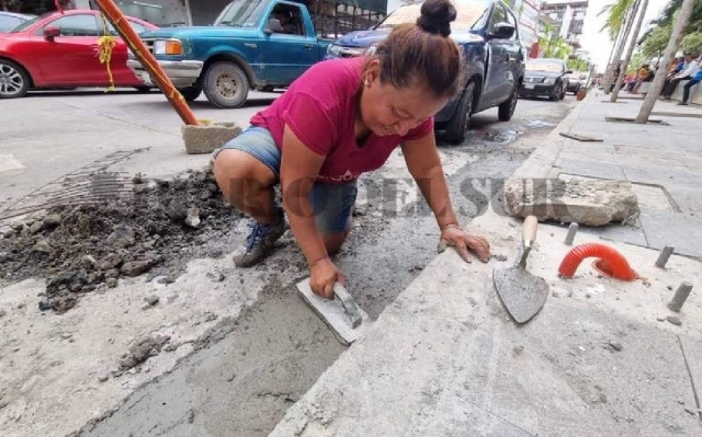 Mujer en labores constructivas.