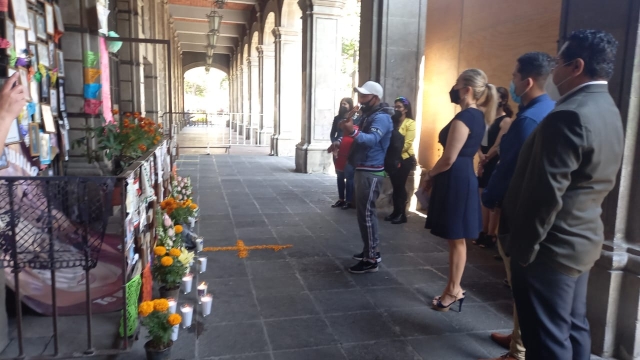 Llevan familiares de víctimas flores y veladoras a ofrenda frente a palacio de gobierno