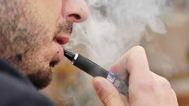 SCJN declara inconstitucional prohibir cigarros electrónicos.