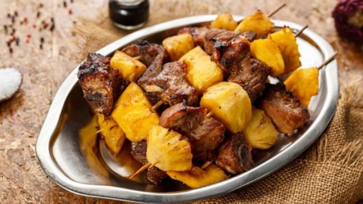 Brochetas de cerdo con piña, disfruta de una rica comida con esta receta