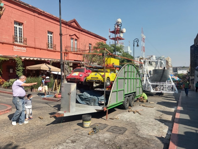 Cierran comerciantes calle Hidalgo por instalación de juegos mecánicos