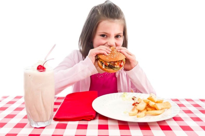 Los alimentos más dañinos para niños y sus consecuencias
