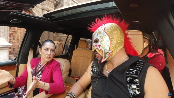 ¡Es Claudia!... al volante con el Escorpión Dorado