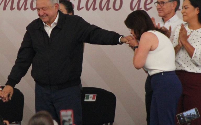 Alcaldesa de Técamac besa la mano a AMLO en su visita al Edomex