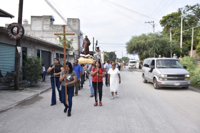 Vecinos de El Higuerón participaron con entusiasmo en la procesión hacia la parroquia de San Francisco de Asís por la fiesta patronal del poblado.