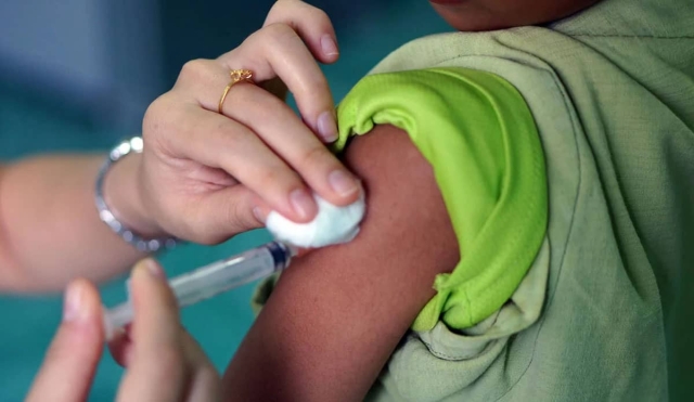 Llaman a aplicar a menores segundo refuerzo de vacuna triple viral