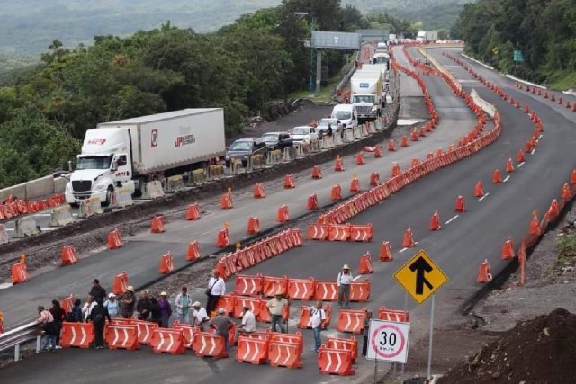 Los inconformes mantuvieron cerrada la circulación durante varias horas.