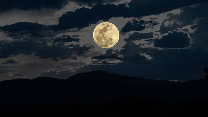 ¿Podría la Luna tener atmósfera?