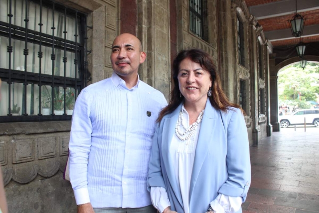 Jorge Salazar Acosta y Margarita González Saravia al término del acto en el que asumió el primero como secretario de Hacienda.