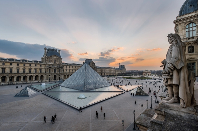 El Louvre presenta su primera exposición de moda en la historia del museo