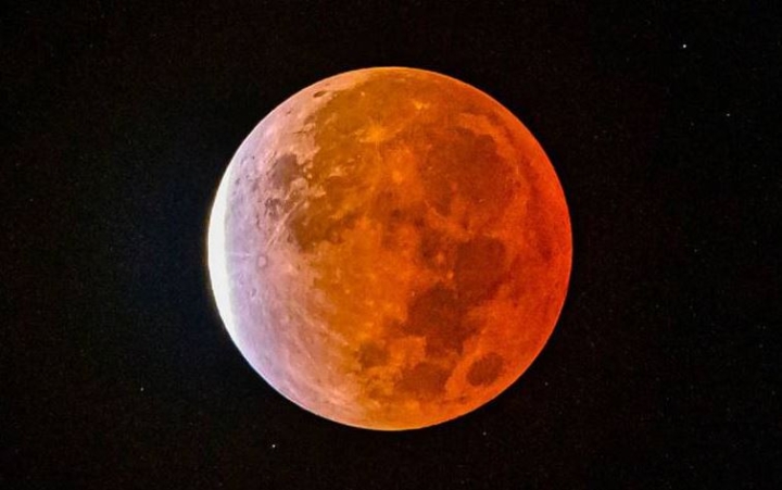 La Luna mostró rojo intenso durante el eclipse más largo del siglo