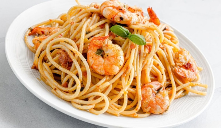 Espagueti rojo con camarones: una receta deliciosa para disfrutar en familia