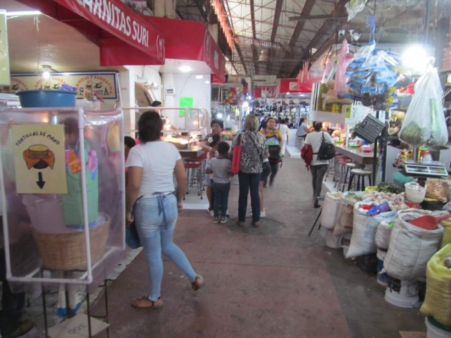 Atrás quedaron los grandes festejos del mercado y para este año, se anunció sólo misa, pastel y baile popular en el exterior. 