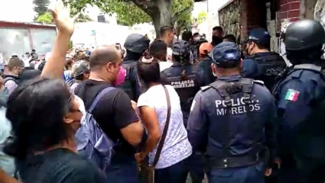 Simpatizantes de diversos partidos políticos protestan en consejo municipal electoral de Cuautla