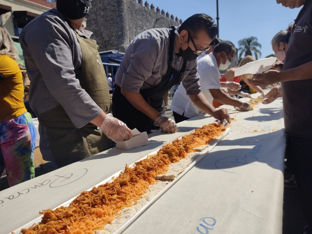 Elaboran &#039;mega taco acorazado&#039; de 70.4 metros de largo, en Cuernavaca