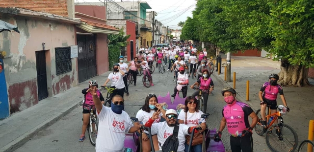 Este martes, en el Día Mundial de la Lucha contra el Cáncer de Mama, en Jojutla se realizó una “rodada rosa” para llamar a la población femenina a practicarse la autoexploración.