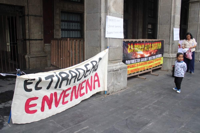 Pobladores de Jiutepec se manifestaron ayer en la plaza de armas. 