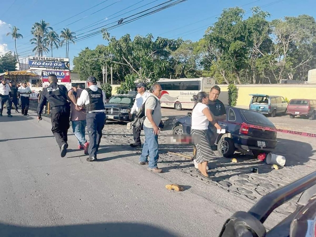 La Policía detuvo al conductor del vehículo azul que embistió el puesto, mientras testigos de los hechos auxiliaron a los heridos hasta que llegaron los servicios de emergencia.