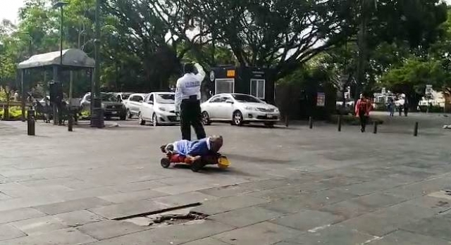 Auxilia policía vial a hombre discapacitado a cruzar calle en el centro de Cuernavaca