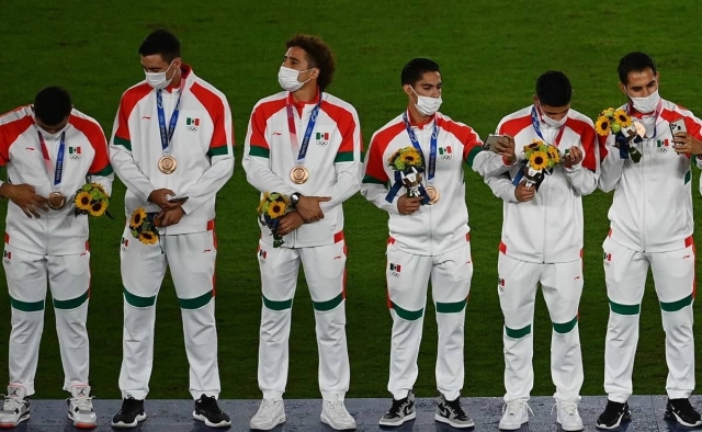 Selección Mexicana de fútbol recibe medalla de bronce.