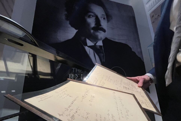 Apuntes de Einstein sobre relatividad se subastan por 13 millones de dólares