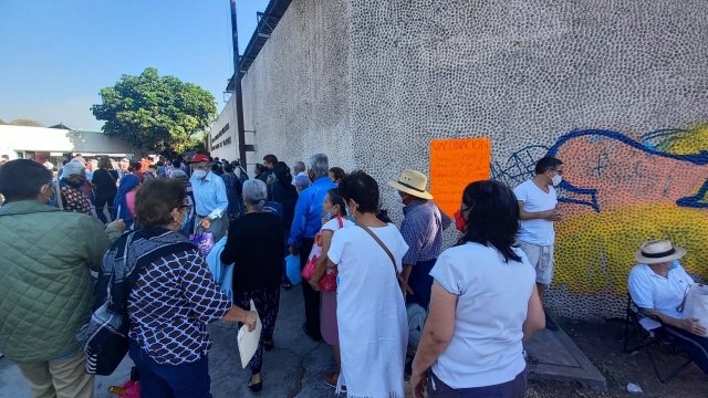 Segundo día de vacunación anticovid a adultos mayores de 75 años en Cuernavaca