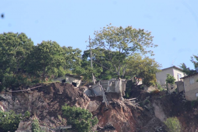 Varias familias estaban en riesgo debido a las condiciones del cerro.