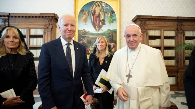 Joe Biden y el Papa Francisco se reúnen.