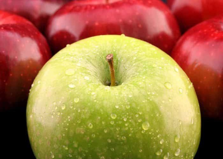 El impacto de las manzanas en la salud dental, ¿verde o roja?