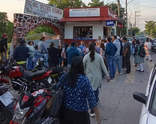 Los padres de familia tomaron el plantel para exigir aclaraciones.