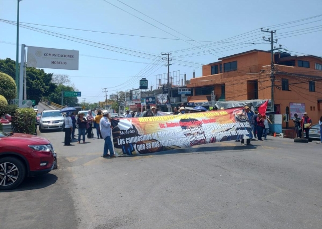 Protestan ejidatarios en carretera federal a Tepoztlán; demandan pago de tierras