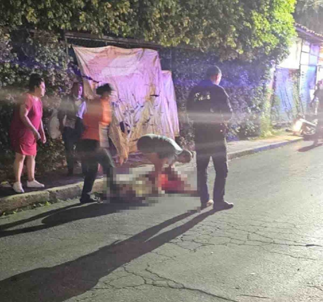 El cuerpo del occiso quedó tendido sobre la calle, mientras que el lesionado fue trasladado a un hospital para su atención.